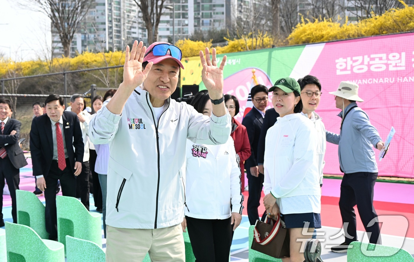 (서울=뉴스1) = 오세훈 서울시장이 29일 서울 강동구 광나루한강공원에서 열린 피클볼장 개장행사에 참석해 시민들에게 인사를 하고 있다. (서울시 제공, 재판매 및 DB금지)202 …