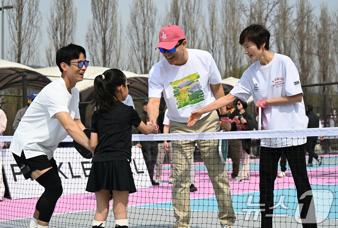 (서울=뉴스1) = 오세훈 서울시장이 29일 서울 강동구 광나루한강공원에서 열린 피클볼장 개장행사에 참석해 어린이와 인사를 하고 있다. (서울시 제공, 재판매 및 DB금지)2026 …