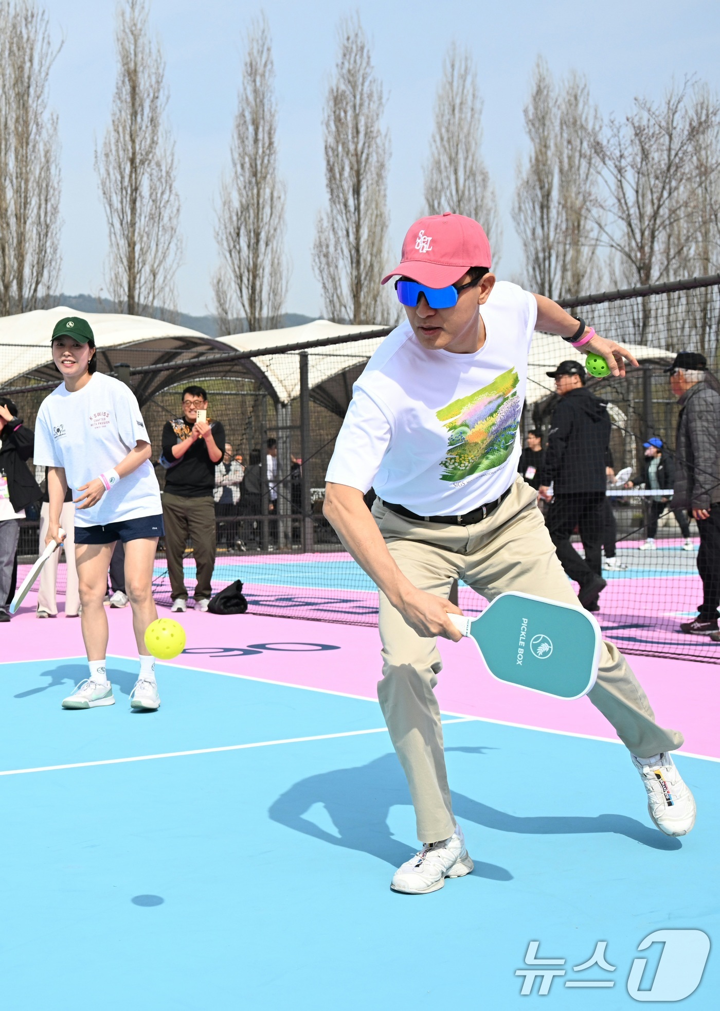 (서울=뉴스1) = 오세훈 서울시장이 29일 서울 강동구 광나루한강공원에서 열린 피클볼장 개장행사에 참석해 피클볼을 체험하고 있다. (서울시 제공, 재판매 및 DB금지)2026.3 …