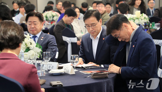 민주당 제주지사 경선 3인방, 후보간 의혹 두고 날 선 신경전