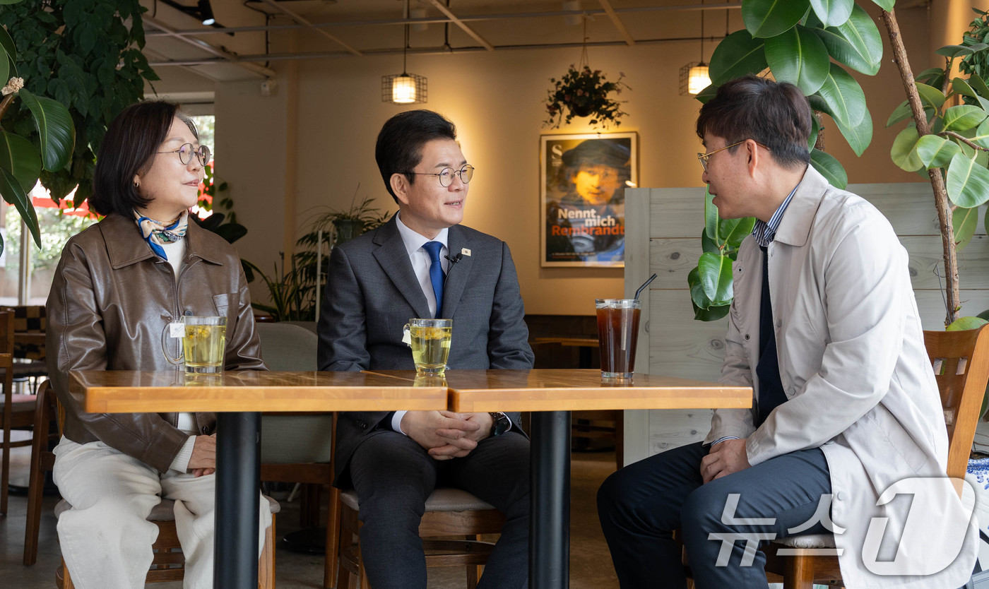 (서울=뉴스1) = 정원오 더불어민주당 서울시장 예비후보가 29일 오전 서울 종로구 송현동 57th 갤러리카페에서 여성정책 간담회를 하고 있다. (정원오캠프 제공. 재판매 및 DB …