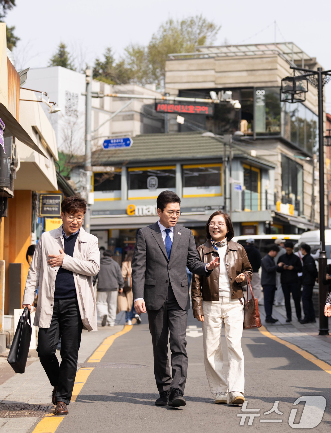 (서울=뉴스1) = 정원오 더불어민주당 서울시장 예비후보가 29일 오전 서울 종로구 북촌 감로당길에서 여성정책 간담회를 하고 있다. (정원오캠프 제공. 재판매 및 DB금지)  20 …