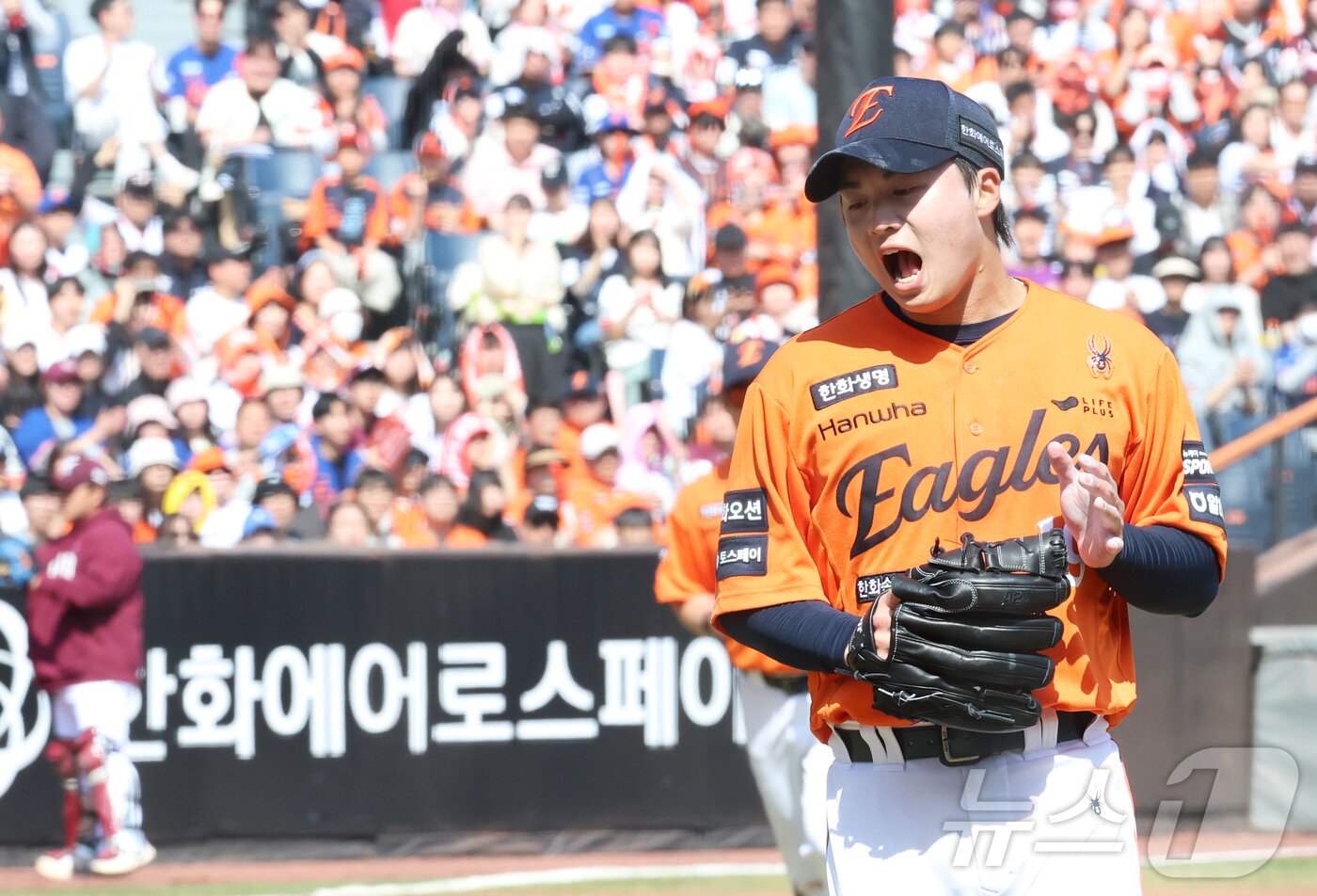 본문 이미지 - 29일 대전 한화생명볼파크에서 열린 2026 신한 SOL KBO리그 키움 히어로즈와 한화 이글스의 경기에서 한화 왕옌청이 삼진을 잡으며 환호하고 있다 2026.3.29 ⓒ 뉴스1 김기남 기자