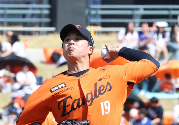 한화 '아시아쿼터' 왕옌청, 데뷔전 5⅓이닝 5K 3실점 '승리 요건'