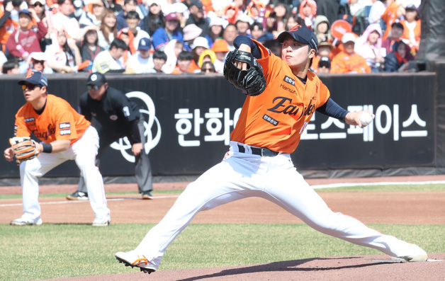 선발 투구하는 한화 왕옌청