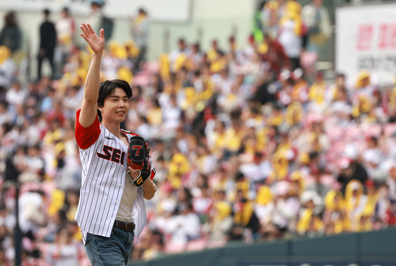 팬들에게 인사하는 NTC 쟈니