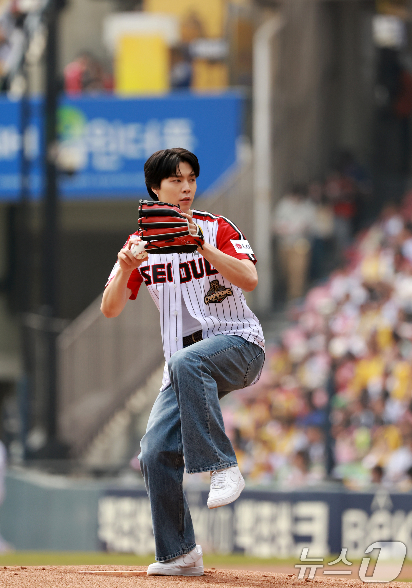 (서울=뉴스1) 이호윤 기자 = NTC 쟈니가 29일 서울 송파구 잠실야구장에서 열린 '2026 신한 SOL KBO리그' KT 위즈와 LG 트윈스의 경기 시작 전 시구를 하고 있다 …