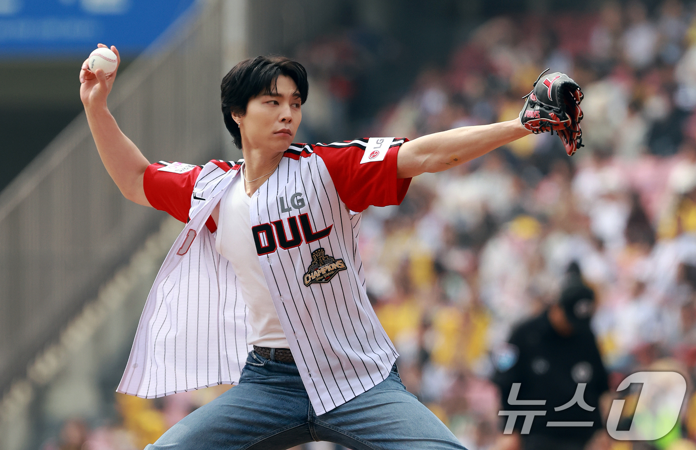 (서울=뉴스1) 이호윤 기자 = NTC 쟈니가 29일 서울 송파구 잠실야구장에서 열린 '2026 신한 SOL KBO리그' KT 위즈와 LG 트윈스의 경기 시작 전 시구를 하고 있다 …