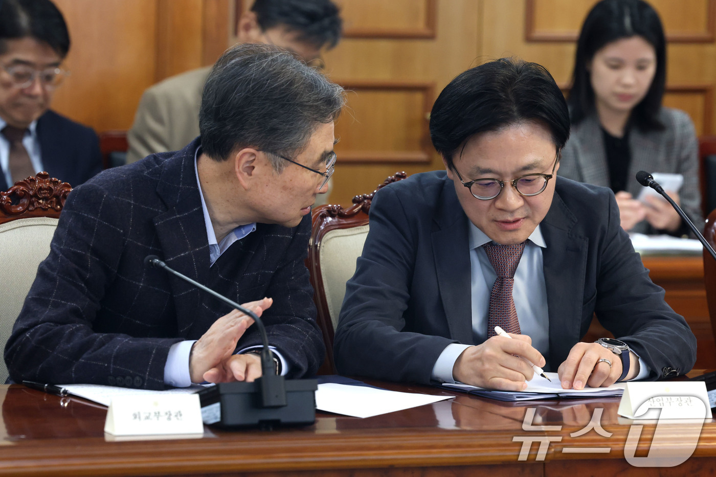 (서울=뉴스1) 이광호 기자 = 조현 외교부 장관과 김정관 산업통상부 장관이 29일 오후 서울 종로구 정부서울청사에서 열린 비상경제본부회의에 참석해 대화하고 있다. 2026.3.2 …