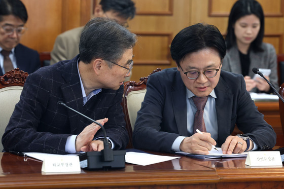 대화하는 조현 외교장관과 김정관 산자부장관