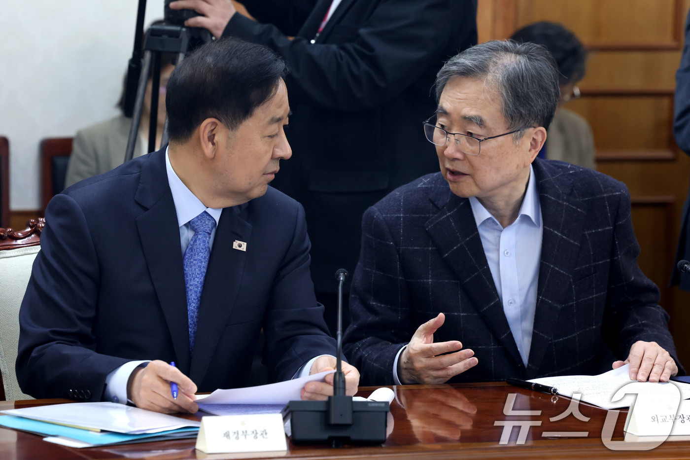 (서울=뉴스1) 이광호 기자 = 구윤철 부총리 겸 재정경제부 장관과 조현 외교부 장관이 29일 오후 서울 종로구 정부서울청사에서 열린 비상경제본부회의에 참석해 대화하고 있다. 20 …