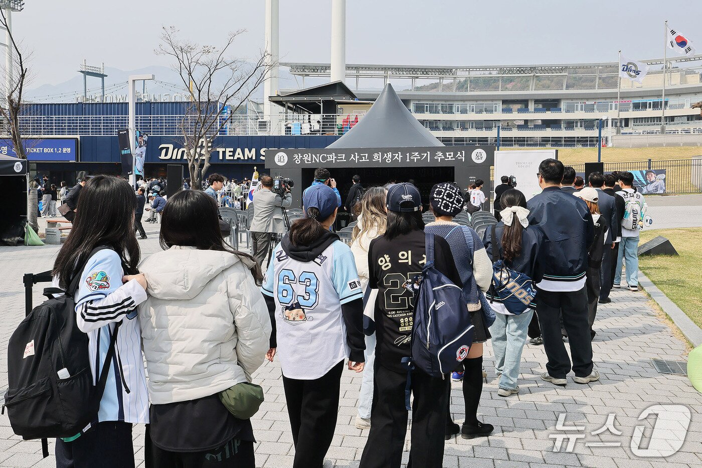 본문 이미지 - 창원NC파크 '구조물 추락' 희생자 1주기 추모식.(창원특례시 제공. 재판매 및 DB금지)
