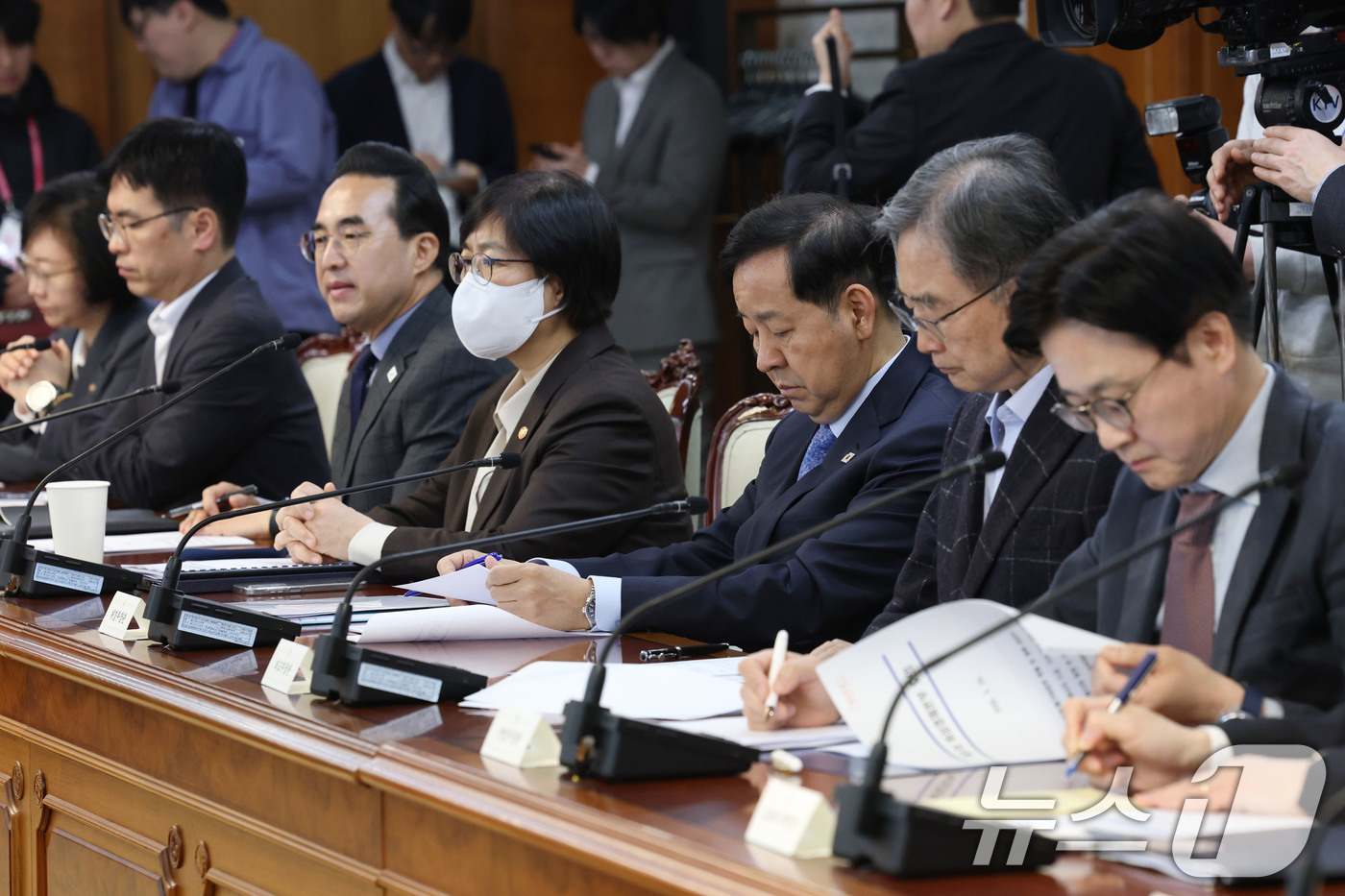 (서울=뉴스1) 이광호 기자 = 구윤철 부총리 겸 재정경제부 장관을 비롯한 국무위원들이 29일 오후 서울 종로구 정부서울청사에서 열린 비상경제본부회의에 참석해 김민석 총리의 발언을 …