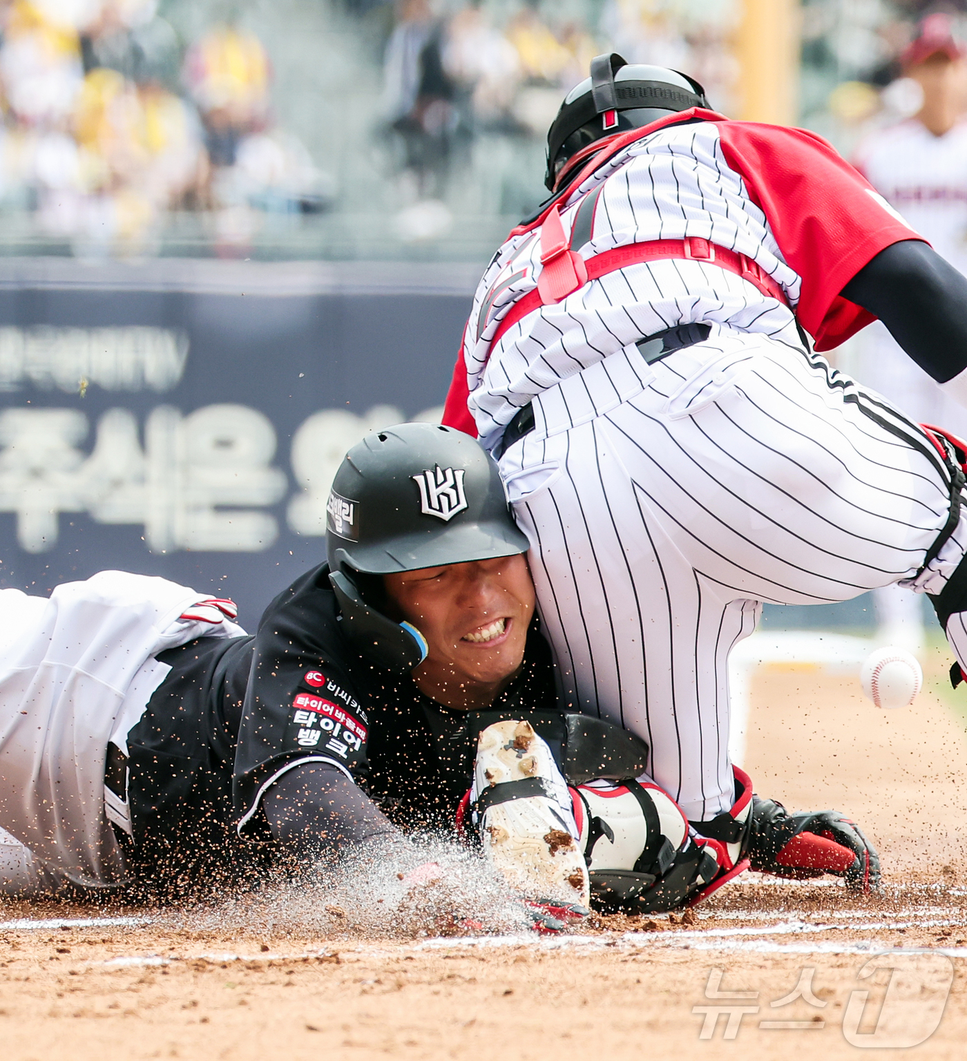 (서울=뉴스1) 김진환 기자 = 29일 서울 송파구 잠실야구장에서 열린 '2026 신한 SOL KBO리그' KT 위즈와 LG 트윈스의 경기, 1회초 1사 1루 상황 KT 김현수가 …