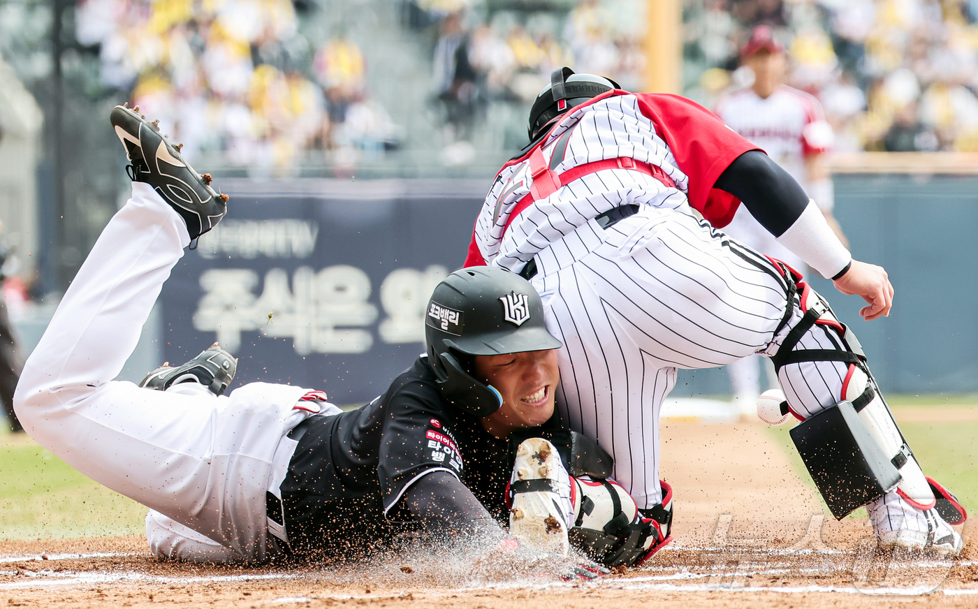 (서울=뉴스1) 김진환 기자 = 29일 서울 송파구 잠실야구장에서 열린 '2026 신한 SOL KBO리그' KT 위즈와 LG 트윈스의 경기, 1회초 1사 1루 상황 KT 김현수가 …