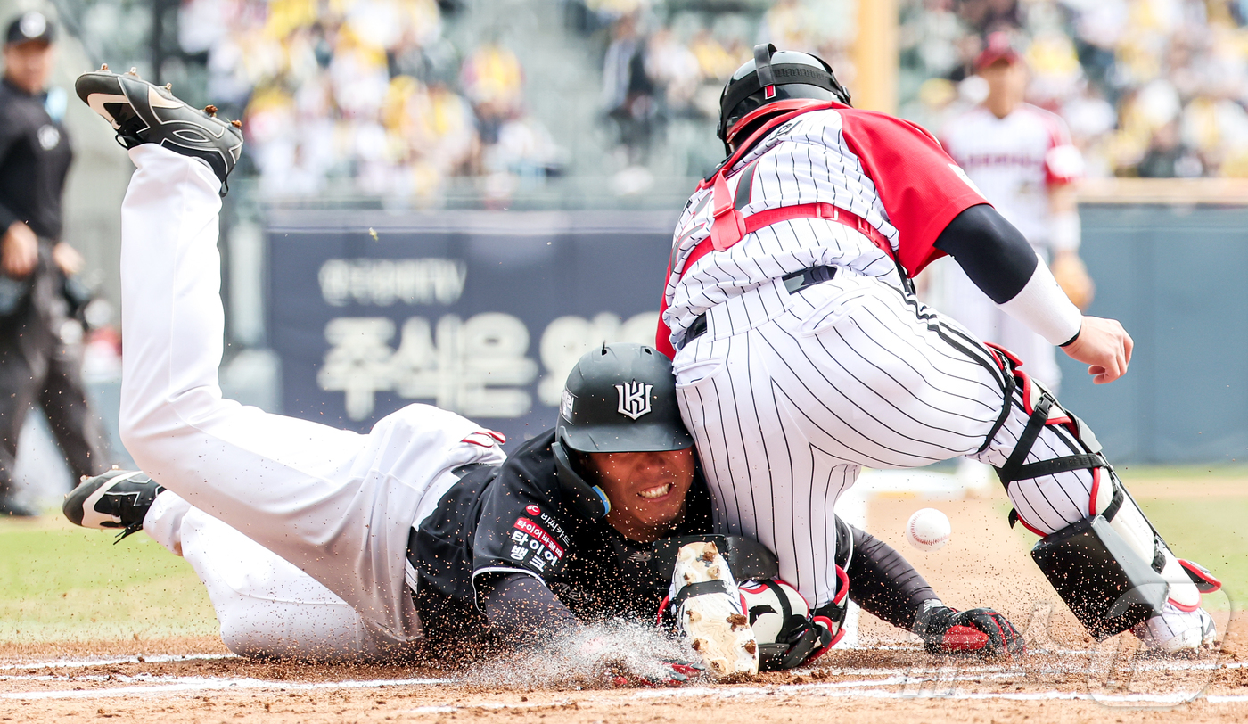 (서울=뉴스1) 김진환 기자 = 29일 서울 송파구 잠실야구장에서 열린 '2026 신한 SOL KBO리그' KT 위즈와 LG 트윈스의 경기, 1회초 1사 1루 상황 KT 김현수가 …