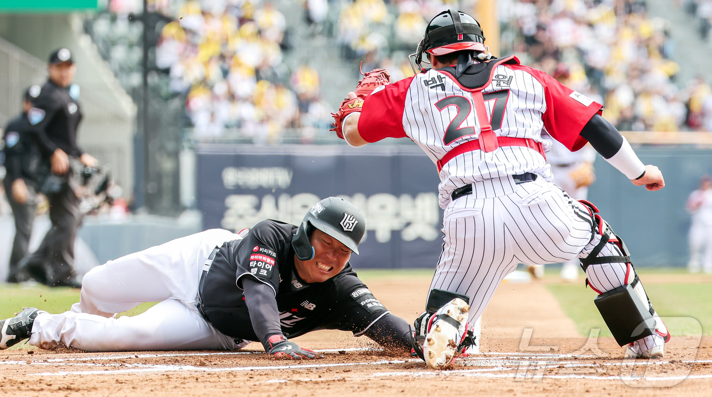 (서울=뉴스1) 김진환 기자 = 29일 서울 송파구 잠실야구장에서 열린 '2026 신한 SOL KBO리그' KT 위즈와 LG 트윈스의 경기, 1회초 1사 1루 상황 KT 김현수가 …