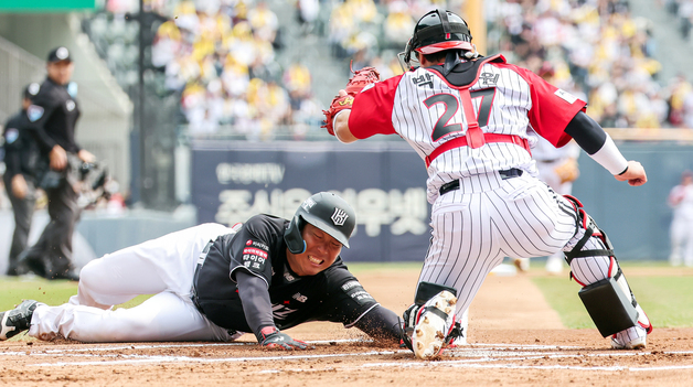 김현수, 몸을 날려 득점 성공