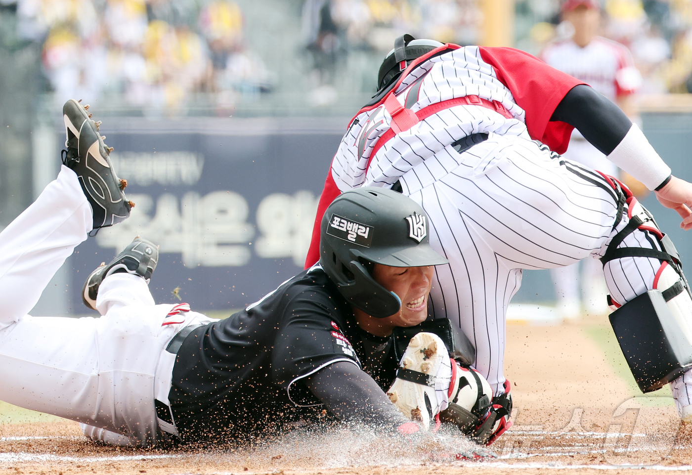(서울=뉴스1) 김진환 기자 = 29일 서울 송파구 잠실야구장에서 열린 '2026 신한 SOL KBO리그' KT 위즈와 LG 트윈스의 경기, 1회초 1사 1루 상황 KT 김현수가 …