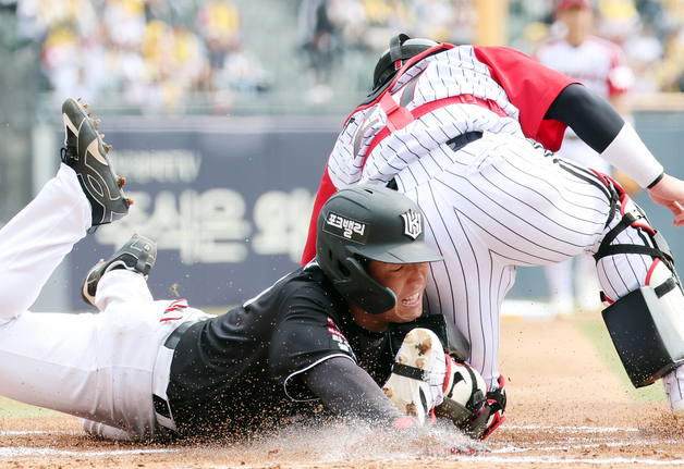 김현수, 몸을 날려 득점 성공