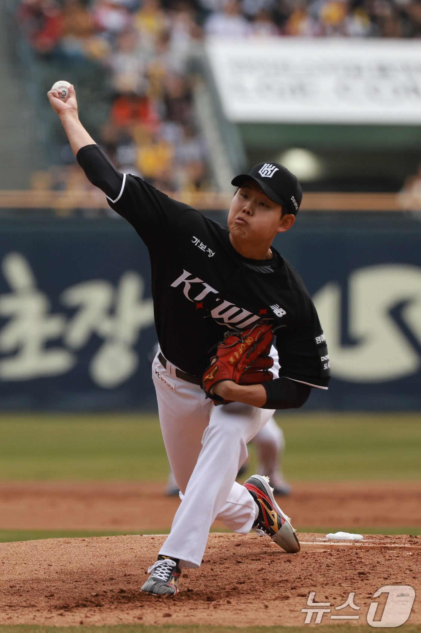 (서울=뉴스1) 이호윤 기자 = 29일 서울 송파구 잠실야구장에서 열린 '2026 신한 SOL KBO리그' KT 위즈와 LG 트윈스의 경기, KT 선발투수 소형준이 1회말 투구를 …