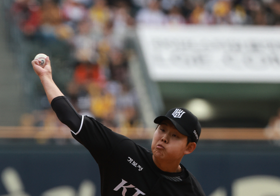 KT 선발투수 소형준 역투