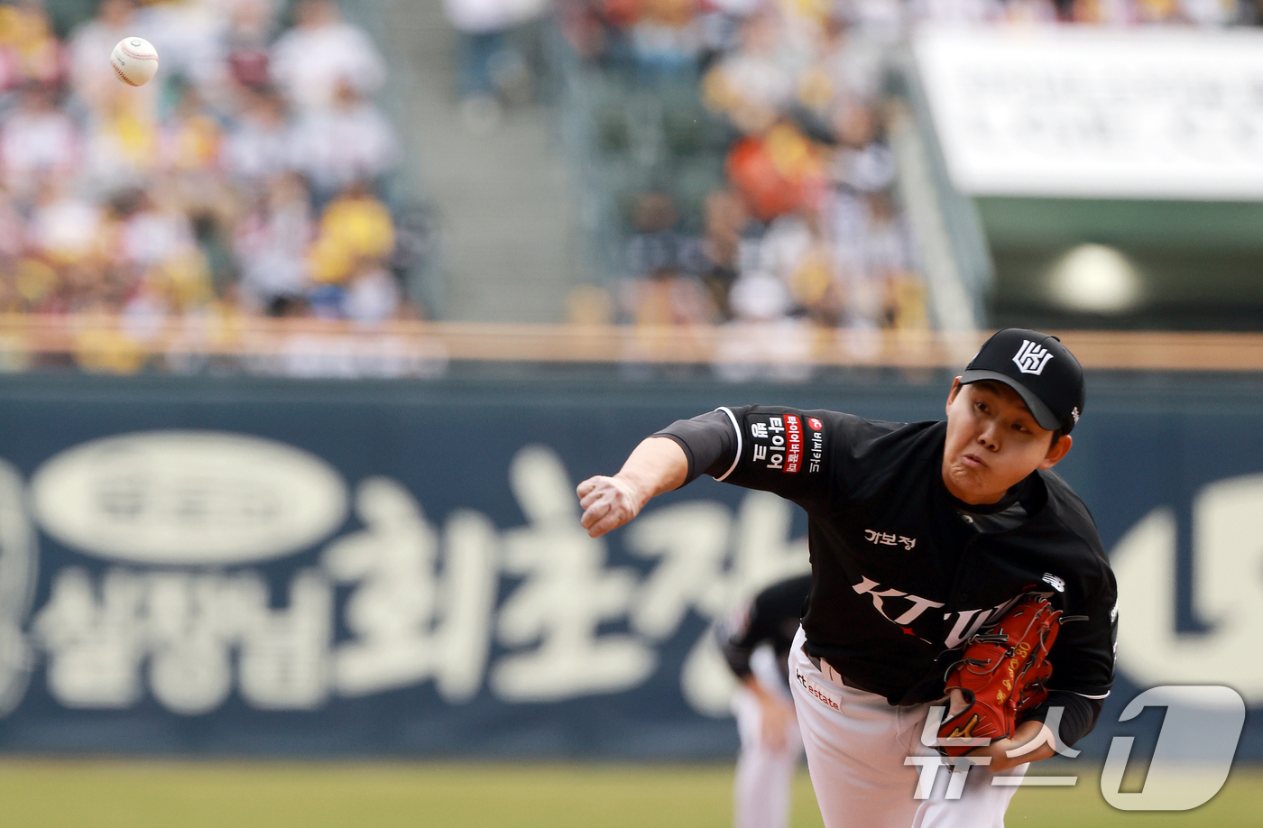 (서울=뉴스1) 이호윤 기자 = 29일 서울 송파구 잠실야구장에서 열린 '2026 신한 SOL KBO리그' KT 위즈와 LG 트윈스의 경기, KT 선발투수 소형준이 1회말 투구를 …