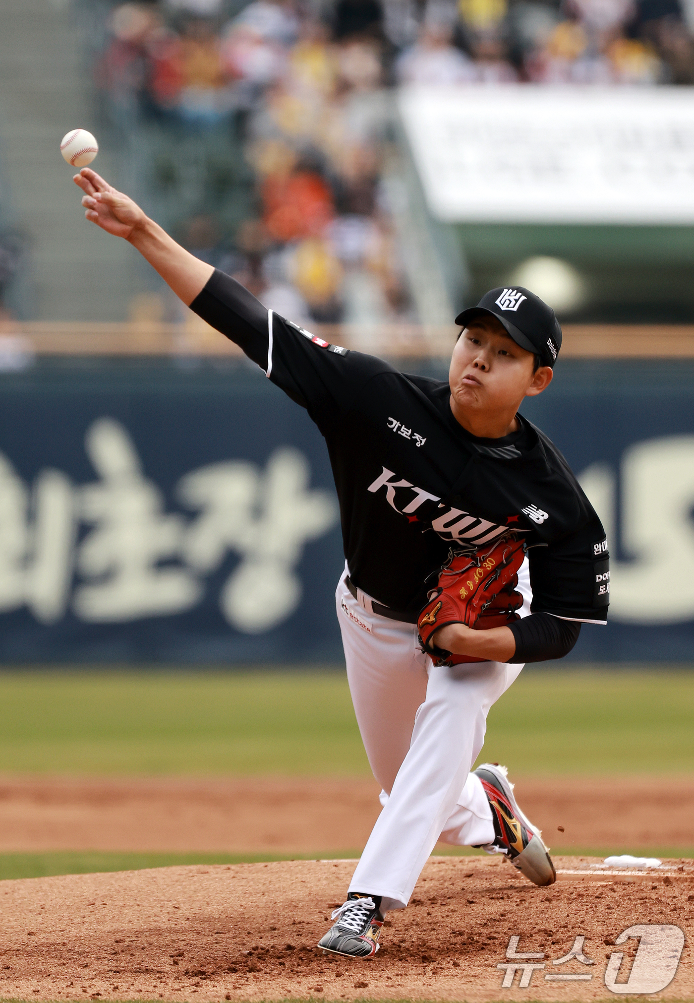 (서울=뉴스1) 이호윤 기자 = 29일 서울 송파구 잠실야구장에서 열린 '2026 신한 SOL KBO리그' KT 위즈와 LG 트윈스의 경기, KT 선발투수 소형준이 1회말 투구를 …