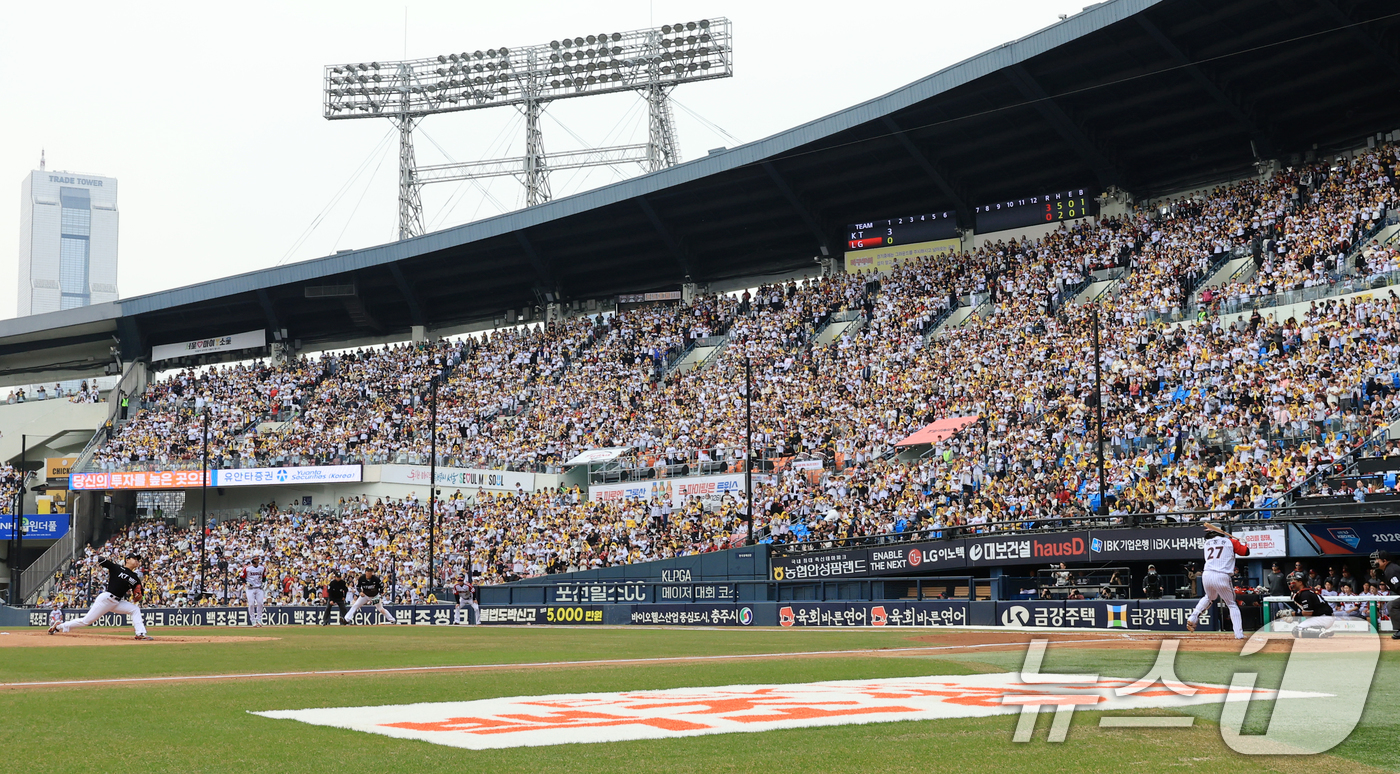 (서울=뉴스1) 이호윤 기자 = 29일 서울 송파구 잠실야구장에서 열린 '2026 신한 SOL KBO리그' KT 위즈와 LG 트윈스의 경기를 찾은 LG 응원단이 응원을 펼치고 있다 …