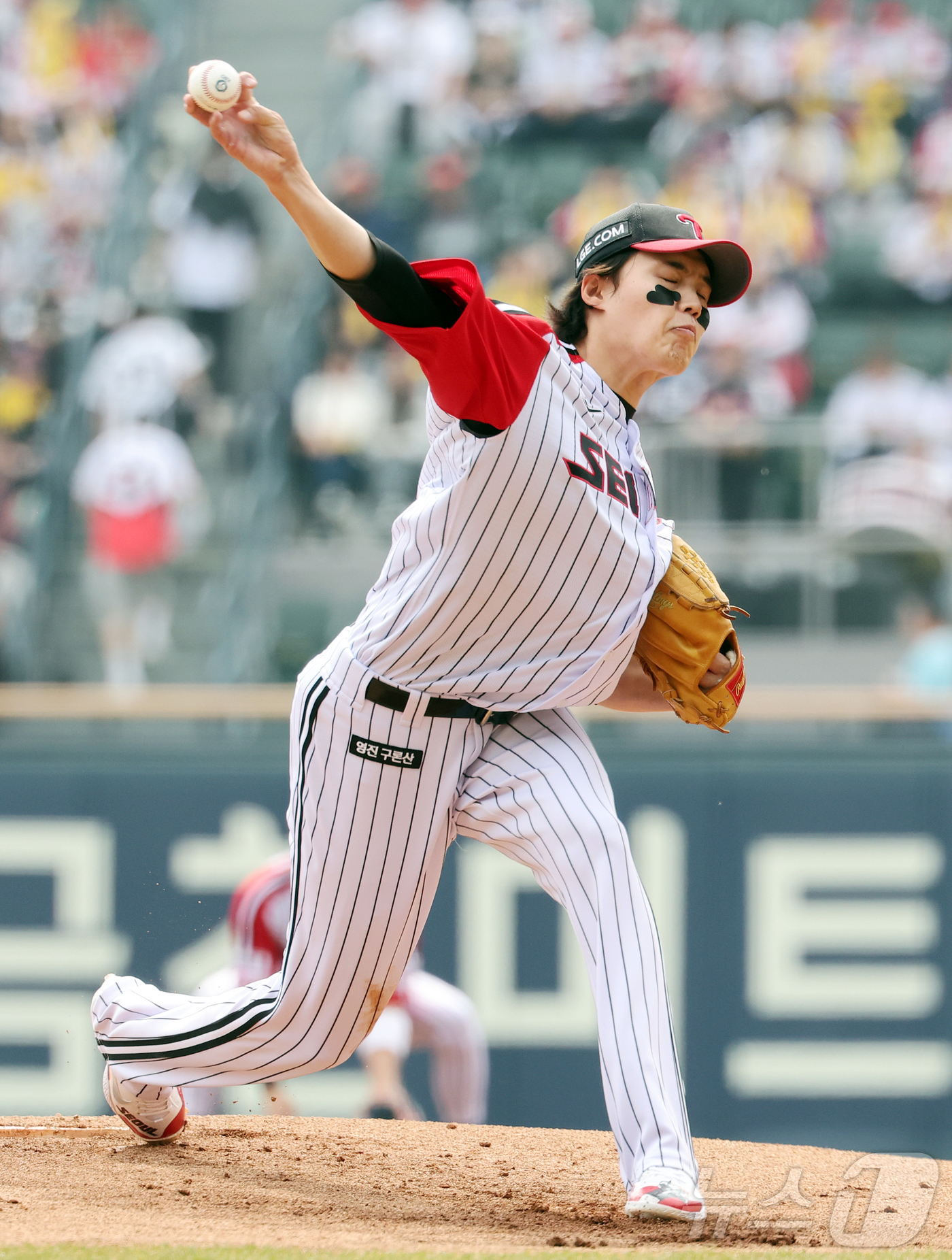 (서울=뉴스1) 김진환 기자 = 29일 서울 송파구 잠실야구장에서 열린 '2026 신한 SOL KBO리그' KT 위즈와 LG 트윈스의 경기, LG 선발 임찬규가 1회초 등판해 힘차 …