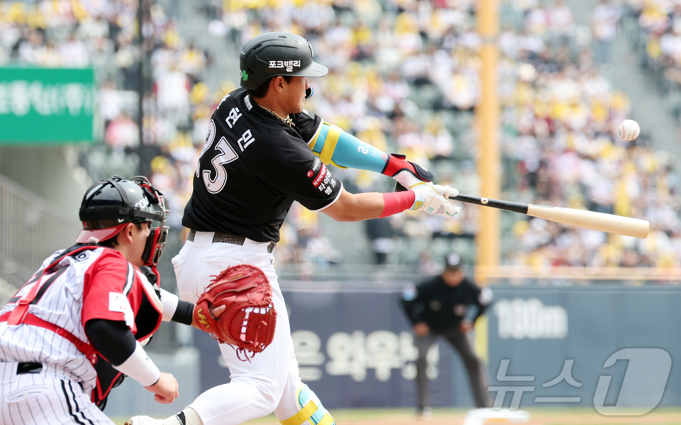 (서울=뉴스1) 김진환 기자 = 29일 서울 송파구 잠실야구장에서 열린 '2026 신한 SOL KBO리그' KT 위즈와 LG 트윈스의 경기, 1회초 1루 상황 KT 안현민이 적시 …