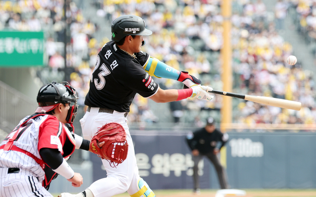 안현민, 임찬규 두들기는 선취 적시 2루타