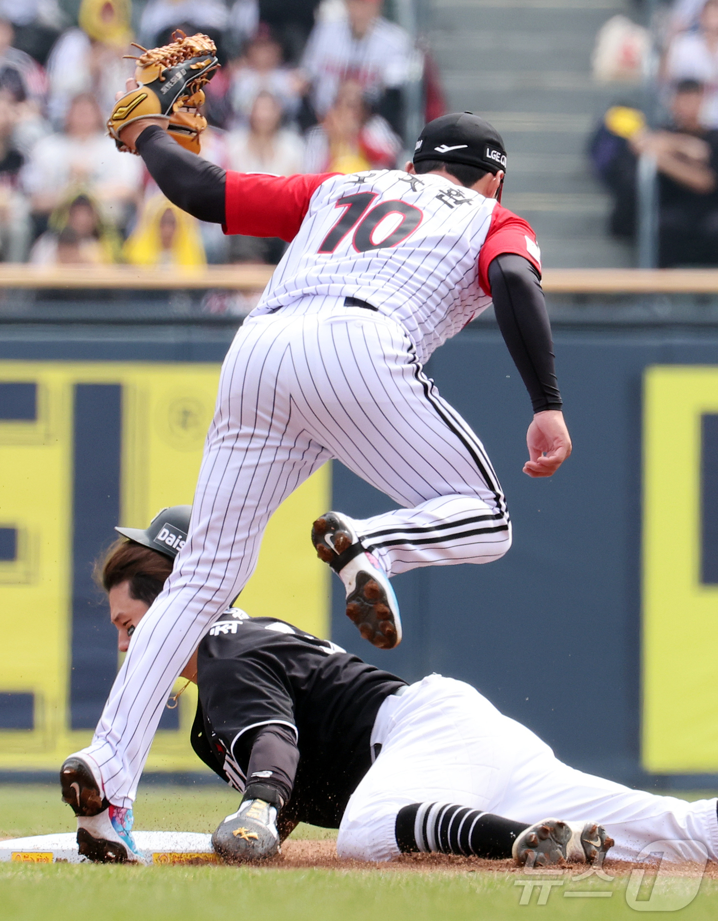 (서울=뉴스1) 김진환 기자 = 29일 서울 송파구 잠실야구장에서 열린 '2026 신한 SOL KBO리그' KT 위즈와 LG 트윈스의 경기, 1회초 무사 1루 상황 KT 최원준이 …