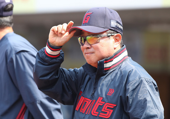 '화끈한 홈런 4방' 롯데, 삼성 또 잡고 6년 만에 개막 2연승