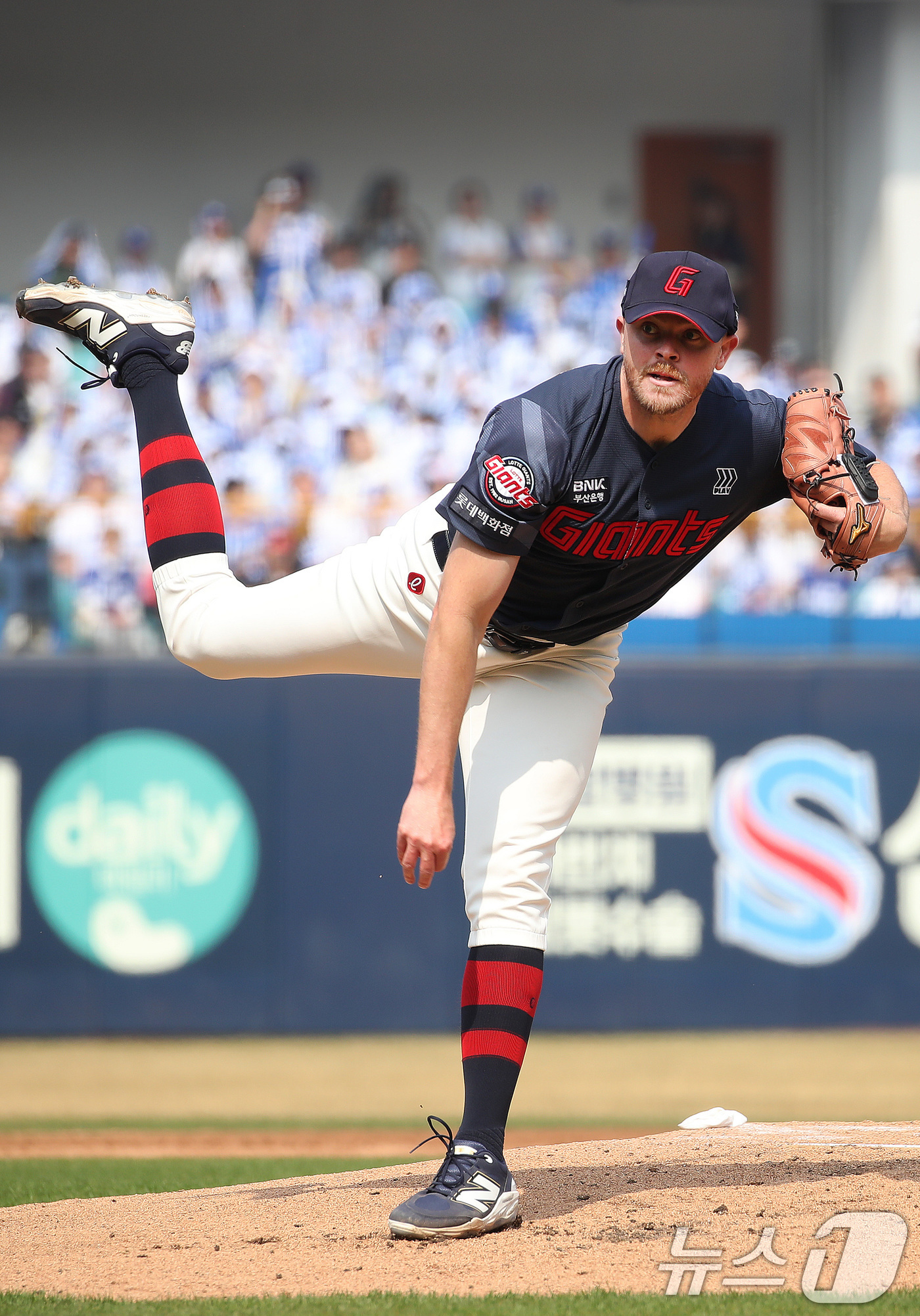 (대구=뉴스1) 공정식 기자 = 29일 오후 대구 삼성라이온즈파크에서 열린 프로야구 '2026 신한 SOL KBO리그' 롯데 자이언츠와 삼성 라이온즈의 경기, 1회말 롯데 선발 비 …