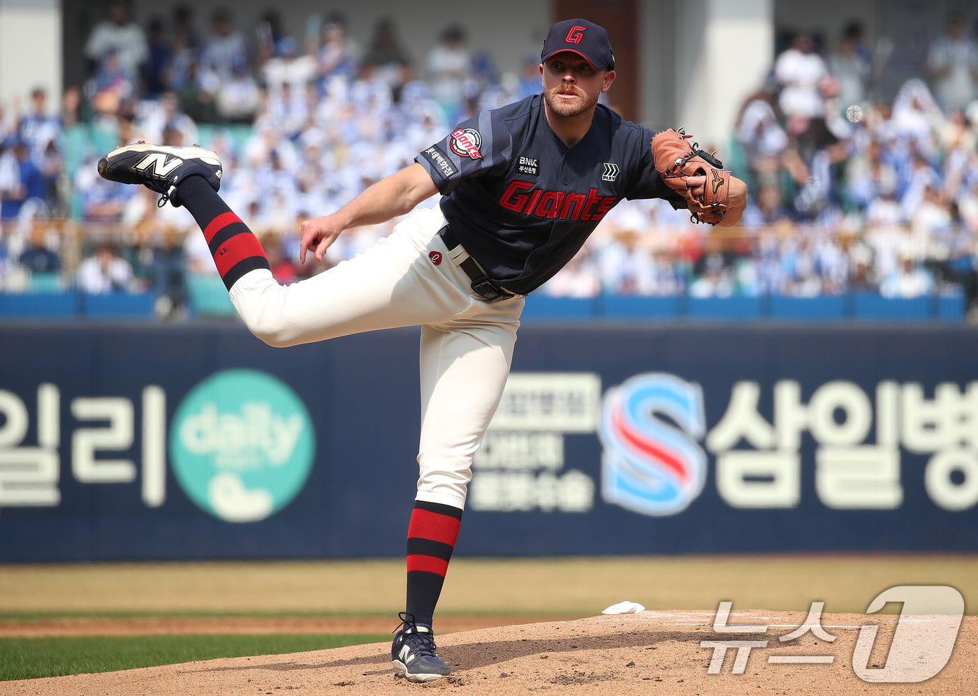 (대구=뉴스1) 공정식 기자 = 29일 오후 대구 삼성라이온즈파크에서 열린 프로야구 '2026 신한 SOL KBO리그' 롯데 자이언츠와 삼성 라이온즈의 경기, 1회말 롯데 선발 비 …