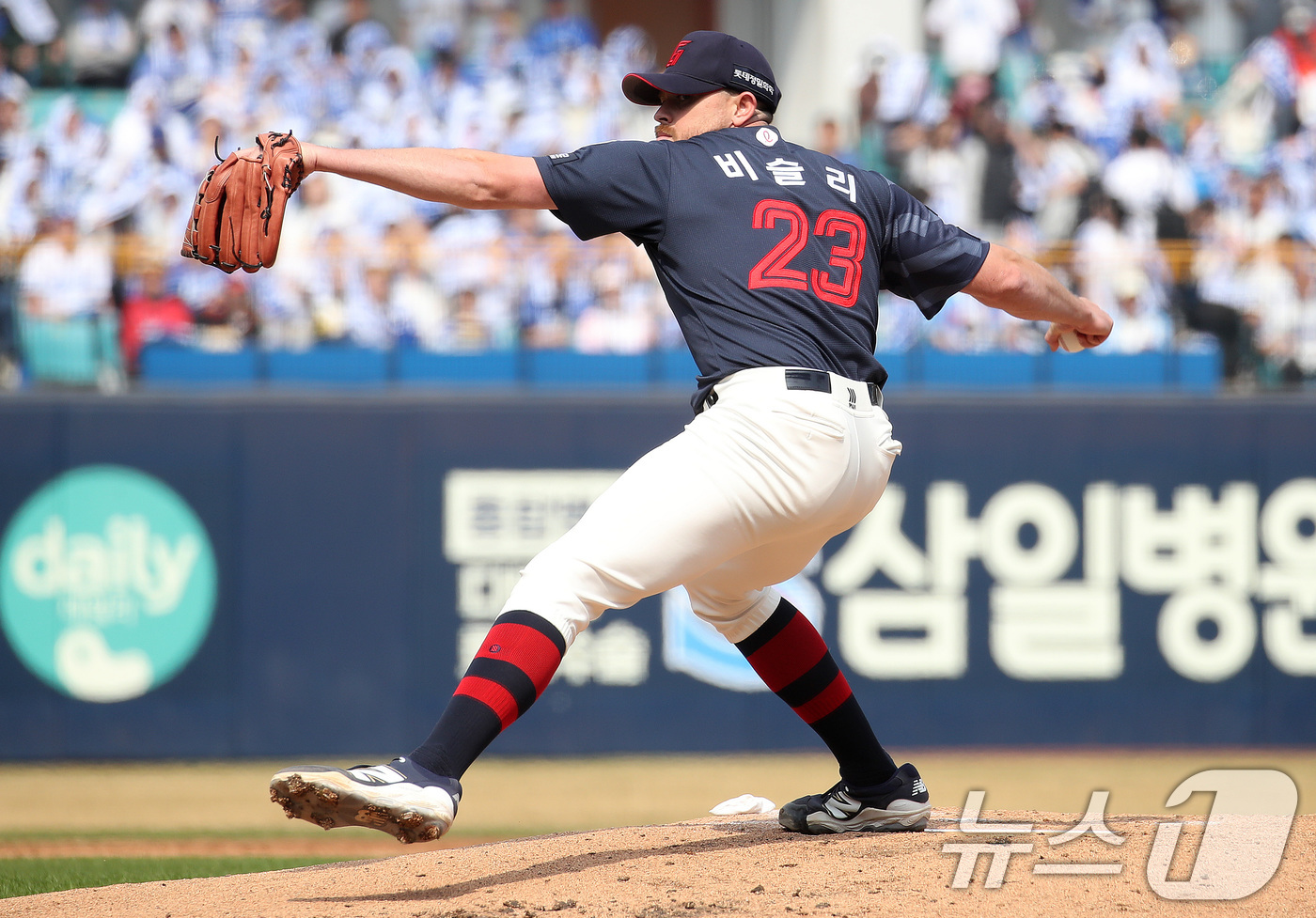 (대구=뉴스1) 공정식 기자 = 29일 오후 대구 삼성라이온즈파크에서 열린 프로야구 '2026 신한 SOL KBO리그' 롯데 자이언츠와 삼성 라이온즈의 경기, 1회말 롯데 선발 비 …