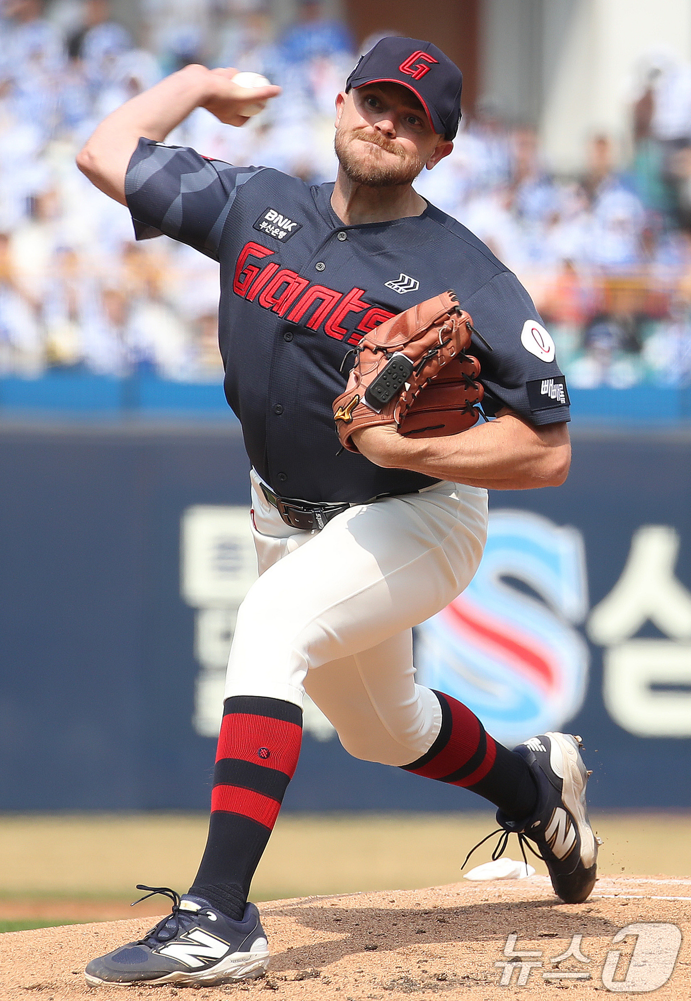 (대구=뉴스1) 공정식 기자 = 29일 오후 대구 삼성라이온즈파크에서 열린 프로야구 '2026 신한 SOL KBO리그' 롯데 자이언츠와 삼성 라이온즈의 경기, 1회말 롯데 선발 비 …