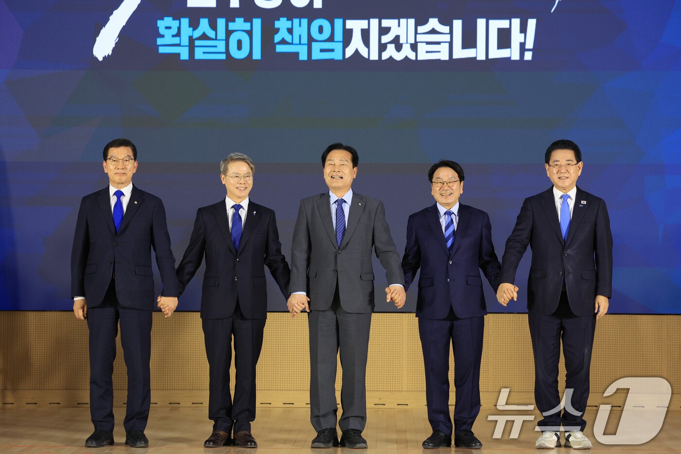 본문 이미지 - 29일 광주 조선대학교 서석홀에서 열린 더불어민주당 전남광주통합특별시장 후보 선출을 위한 권역별 정책배심원 심층토론회에서 신정훈(왼쪽부터), 민형배, 주철현, 강기정, 김영록 경선 후보가 기념촬영을 하고 있다. 2026.3.29 ⓒ 뉴스1 김태성 기자
