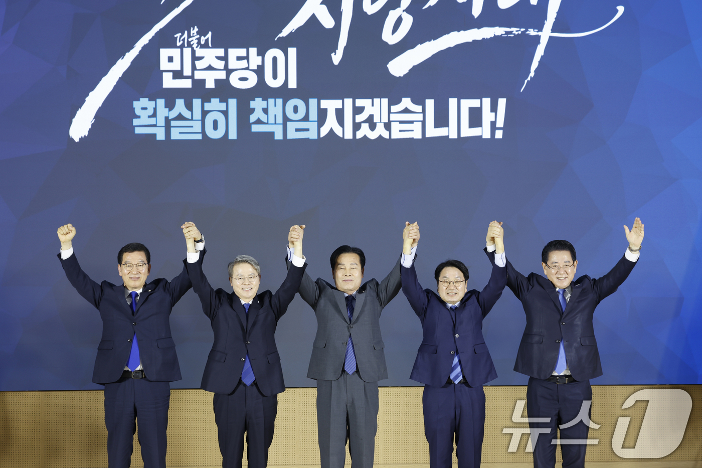 (광주=뉴스1) 김태성 기자 = 29일 광주 조선대학교 서석홀에서 열린 더불어민주당 전남광주통합특별시장 후보 선출을 위한 권역별 정책배심원 심층토론회에서 신정훈(왼쪽부터), 민형배 …