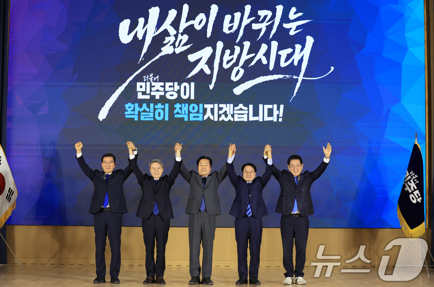 (광주=뉴스1) 김태성 기자 = 29일 광주 조선대학교 서석홀에서 열린 더불어민주당 전남광주통합특별시장 후보 선출을 위한 권역별 정책배심원 심층토론회에서 신정훈(왼쪽부터), 민형배 …