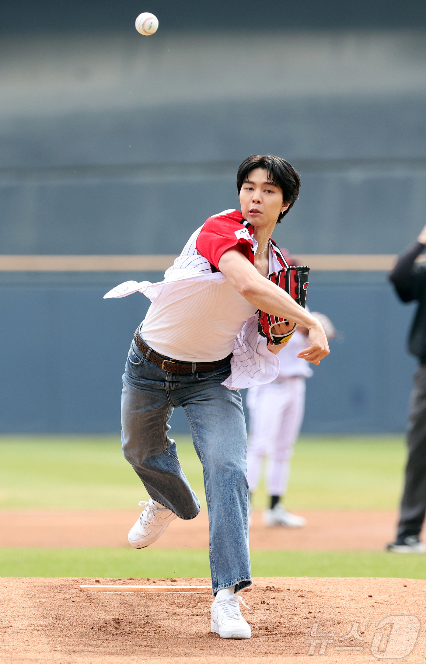 (서울=뉴스1) 김진환 기자 = 29일 서울 송파구 잠실야구장에서 열린 '2026 신한 SOL KBO리그' KT 위즈와 LG 트윈스의 경기를 앞두고 NCT 쟈니가 힘차게 시구를 던 …