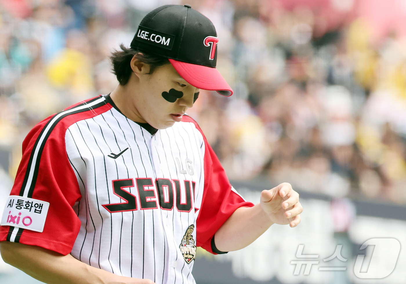 (서울=뉴스1) 김진환 기자 = 29일 서울 송파구 잠실야구장에서 열린 '2026 신한 SOL KBO리그' KT 위즈와 LG 트윈스의 경기, LG 선발 임찬규가 1회초 3실점을 허 …