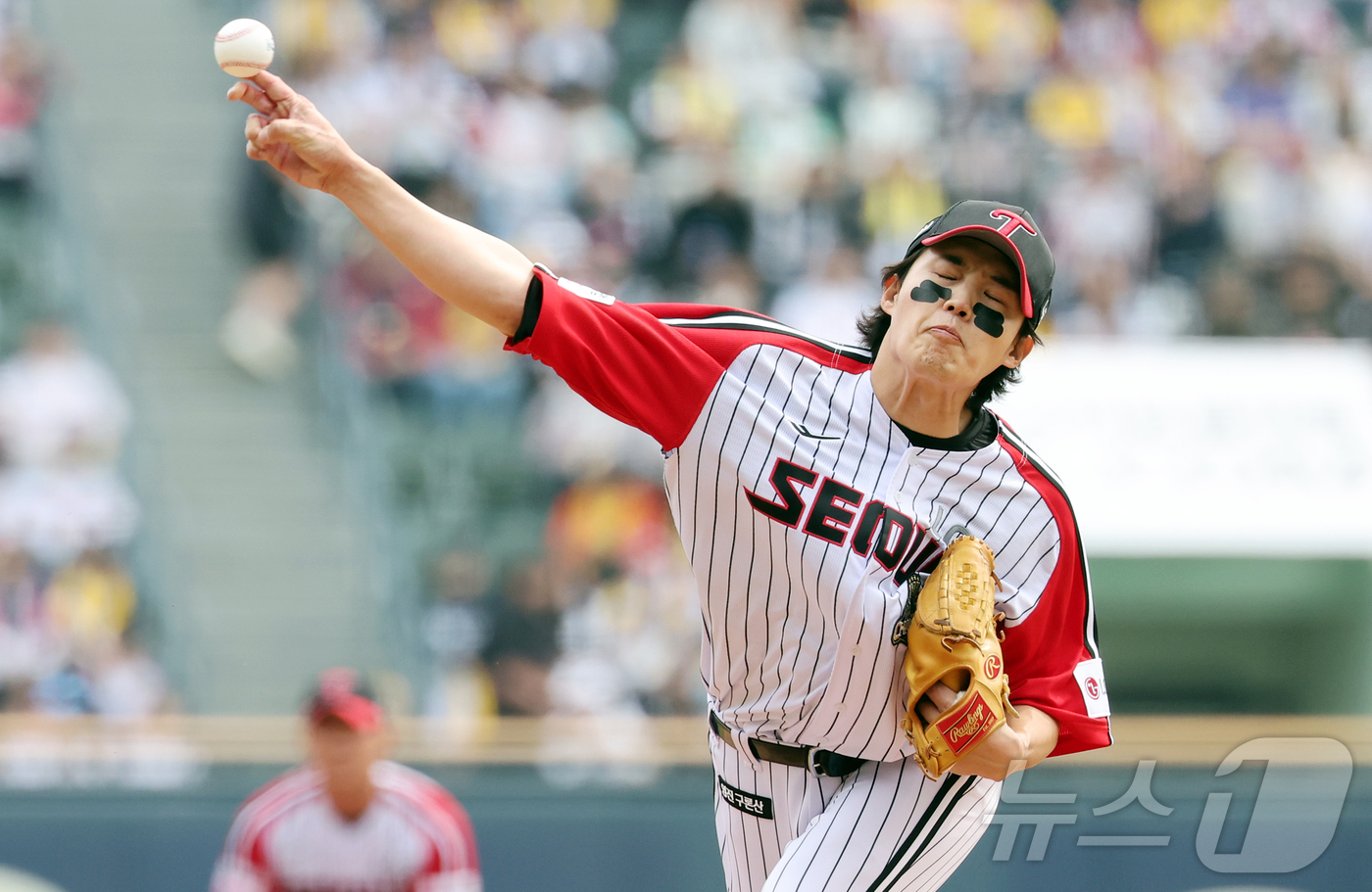 (서울=뉴스1) 김진환 기자 = 29일 서울 송파구 잠실야구장에서 열린 '2026 신한 SOL KBO리그' KT 위즈와 LG 트윈스의 경기, LG 선발 임찬규가 1회초 등판해 힘차 …