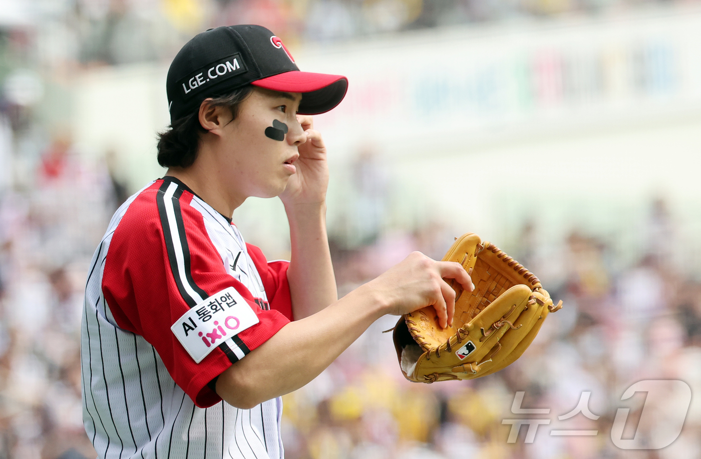 (서울=뉴스1) 김진환 기자 = 29일 서울 송파구 잠실야구장에서 열린 '2026 신한 SOL KBO리그' KT 위즈와 LG 트윈스의 경기, LG 선발 임찬규가 1회초 3실점을 허 …