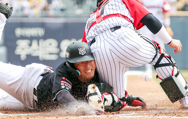 홈으로 돌진하는 김현수