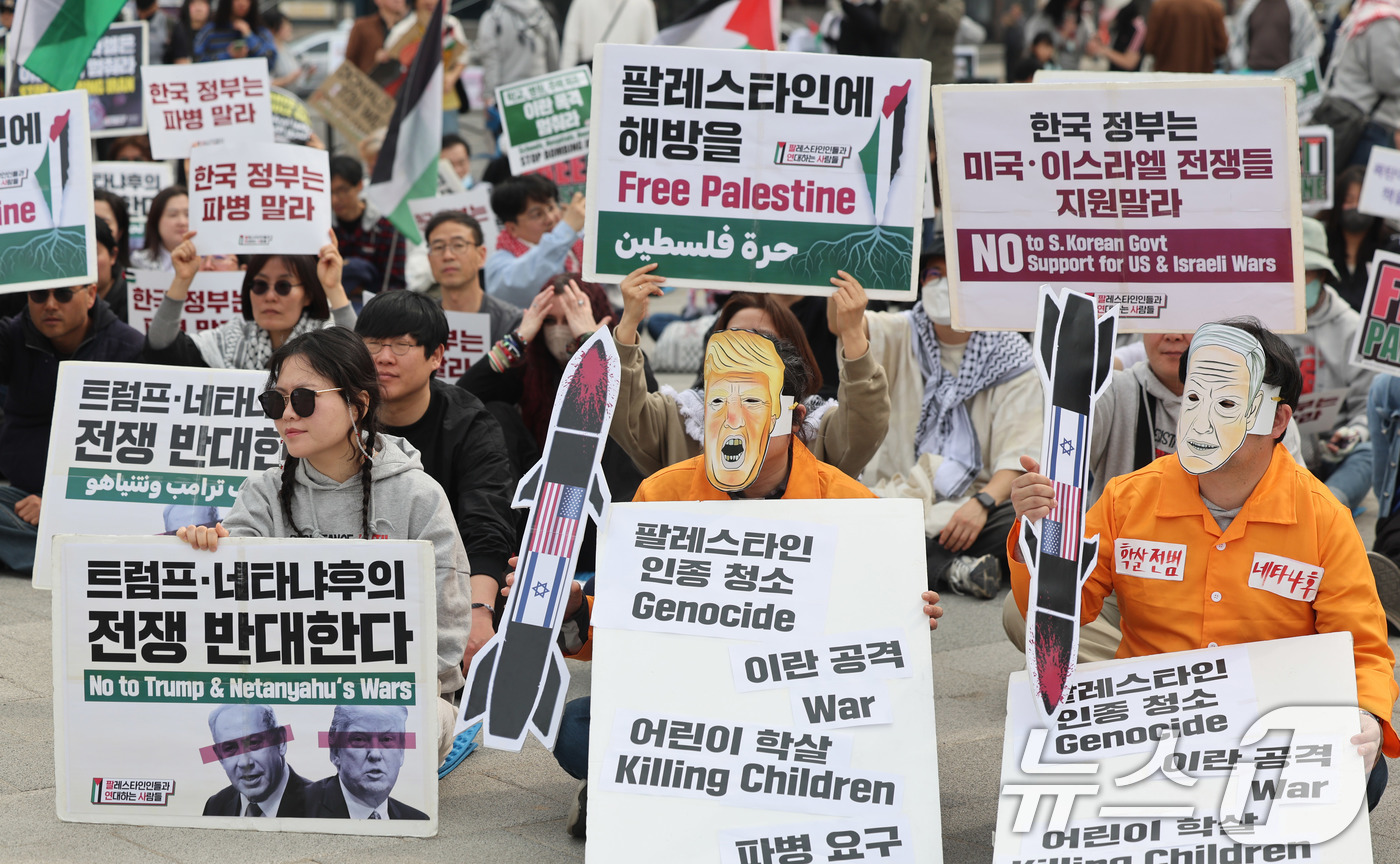 (서울=뉴스1) 박지혜 기자 = 29일 서울 종로구 열린송현녹지광장 입구에서 열린 트럼프·네타냐후의 전쟁 반대 집회에서 참석자들이 미국과 이스라엘의 이란 공습을 규탄하고 있다. 2 …