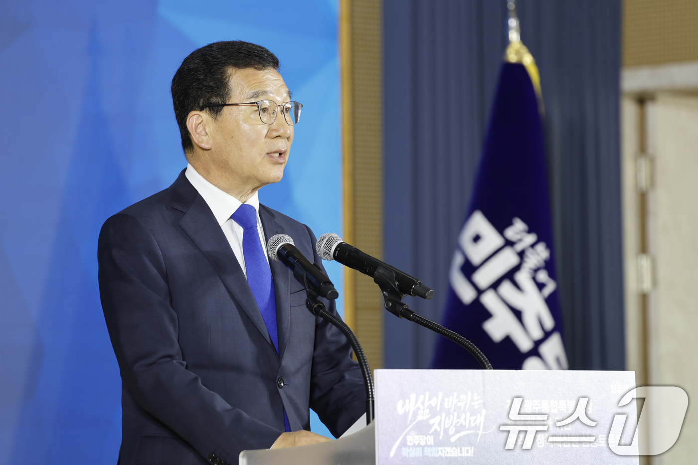 (광주=뉴스1) 김태성 기자 = 신정훈 후보가 29일 광주 조선대학교 서석홀에서 열린 더불어민주당 전남광주통합특별시장 후보 선출을 위한 권역별 정책배심원 심층토론회에서 정견발표를 …