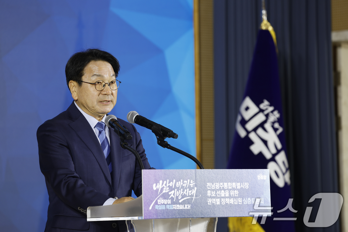 (광주=뉴스1) 김태성 기자 = 강기정 후보가 29일 광주 조선대학교 서석홀에서 열린 더불어민주당 전남광주통합특별시장 후보 선출을 위한 권역별 정책배심원 심층토론회에서 정견발표를 …