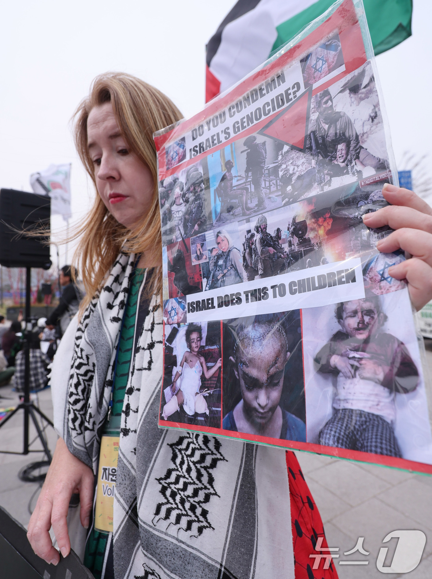 (서울=뉴스1) 박지혜 기자 = 29일 서울 종로구 열린송현녹지광장 입구에서 열린 트럼프·네타냐후의 전쟁 반대 집회에서 참석자들이 미국과 이스라엘의 이란 공습을 규탄하고 있다. 2 …